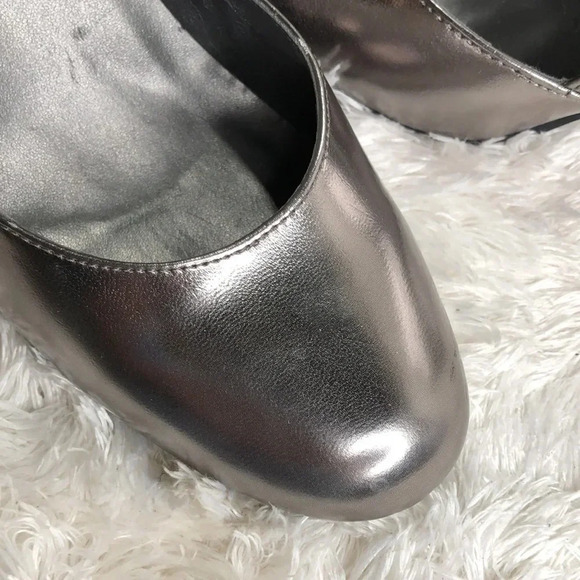 🌸NEW🌸 NEWPORT NEWS Pewter Heels - Picture 3 of 7